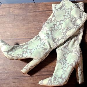 4/$24 Fashion Nova Size 6.5 Mint Green Snake Skin Boots